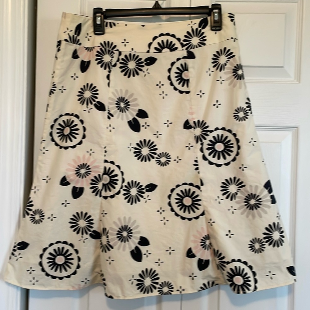 Gap skirt. Sz 10. Lined. Knee length. Side zipper. Flare. Cream with navy & pink